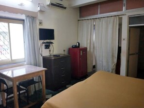 1 slaapkamer, een kluis op de kamer, een bureau