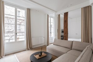 TV - Adresse Prestigieuse: Appartement Luxueux Marais (Paris)