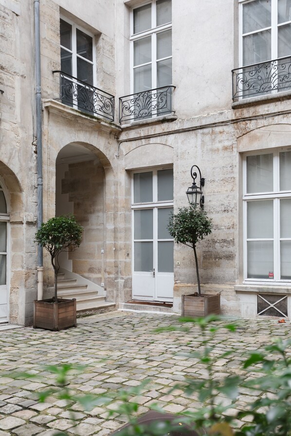 Exterior detail - Adresse Prestigieuse: Appartement Luxueux Marais (Paris)