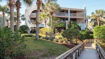 Condo (3 Bedrooms) | Property amenity