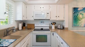 Refrigerador, microondas, parrilla de estufa y cafetera y tetera 