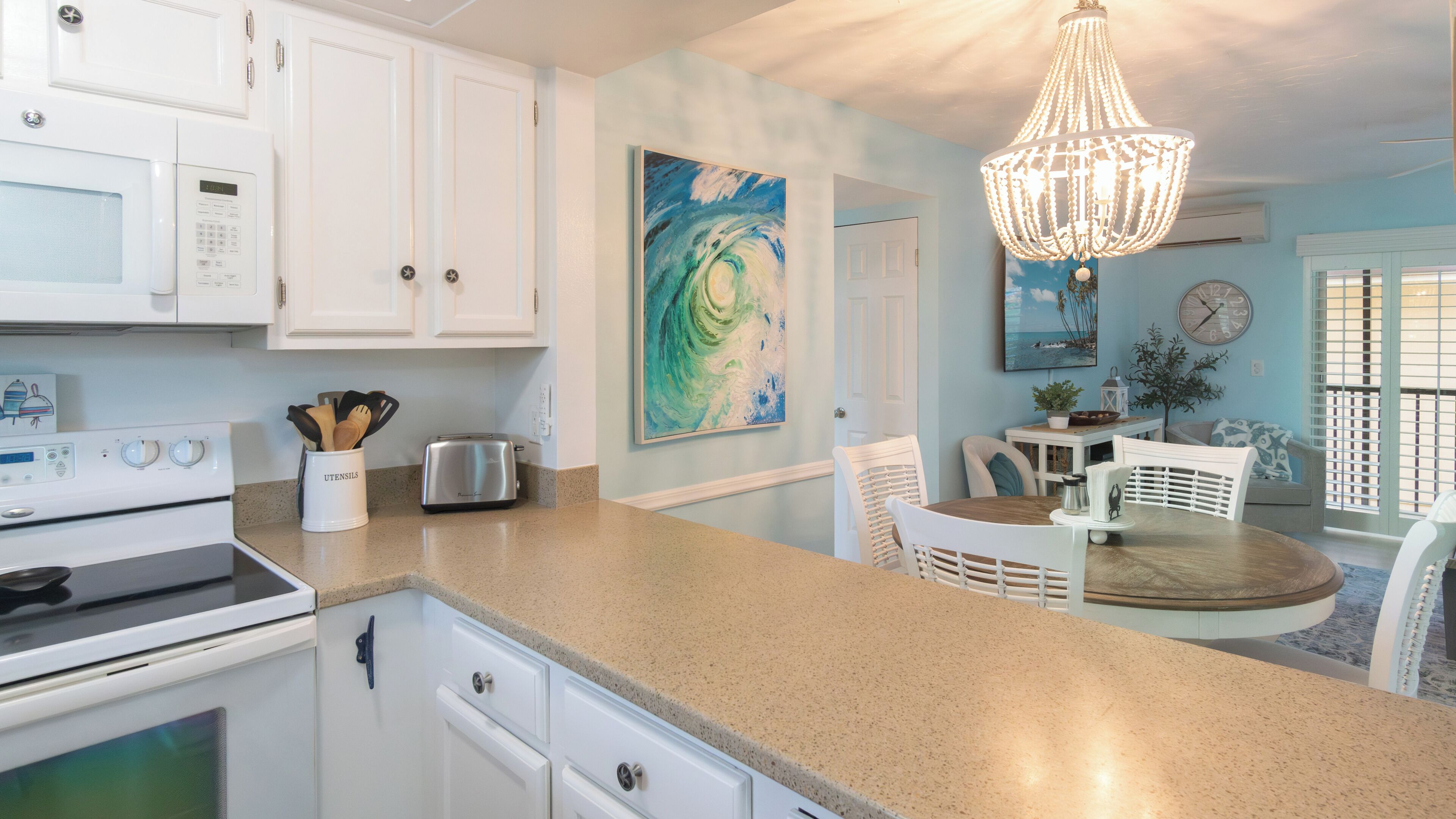 Een koelkast, een microgolfoven, een kookplaat