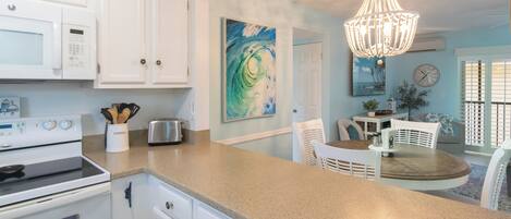 Een koelkast, een microgolfoven, een kookplaat