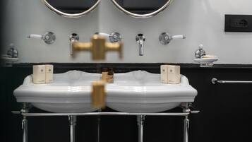 Tripla Deluxe | Bagno | Doccia, set di cortesia gratuito, asciugacapelli, pantofole