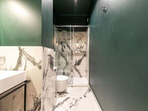 Deluxe Room, Annex Building | Bathroom | Shower, free toiletries, hair dryer, slippers - The Couper Sant'Andrea (Milan)