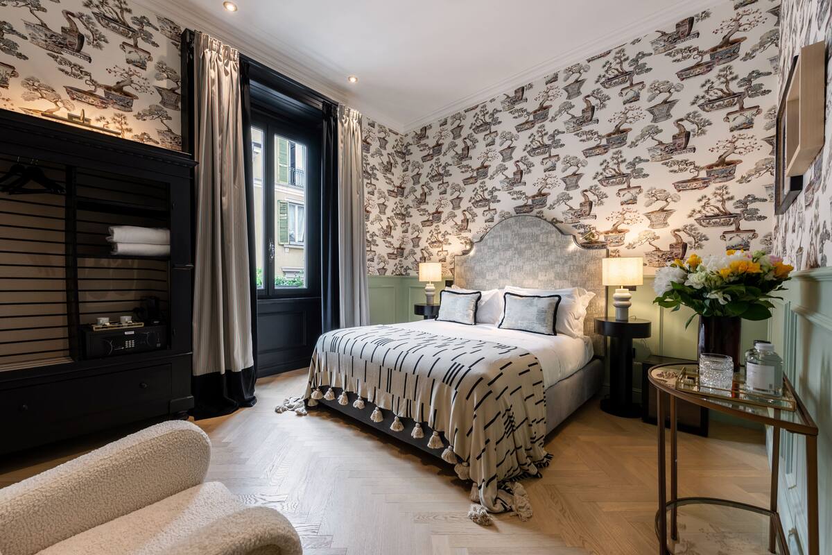Egyptian cotton sheets, premium bedding, down duvets, in-room safe