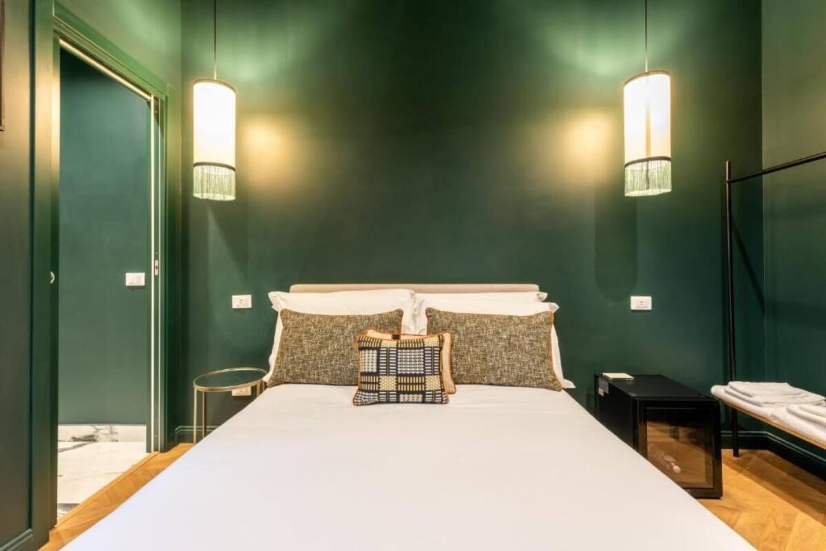 Egyptian cotton sheets, premium bedding, down duvets, in-room safe