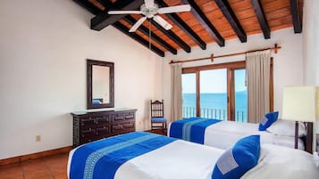 Minibar, escritorio y espacio para trabajar con laptop