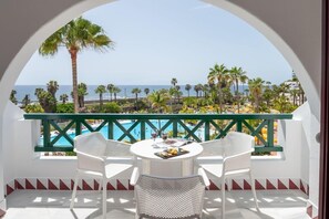 Outdoor dining - Parque Santiago III and IV (Arona)