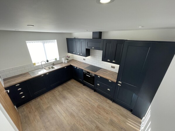 Maison | Cuisine privée | Réfrigérateur, micro-ondes, four, plaque de cuisson