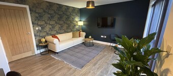 3 Double Bed Luxurious House Near Heathrow Airport