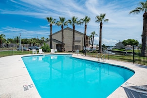 Condo (3 Bedrooms) | Property amenity
