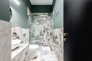 Deluxe-huone | Kylpyhuone | Suihku, ilmaiset hygieniatuotteet, hiustenkuivaaja, tohvelit