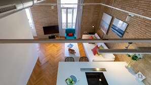 Un espace de vie moderne comprenant une cuisine, un coin repas et un balcon avec vue.