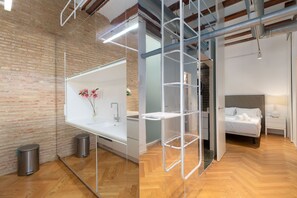Shower, hair dryer, towels - ApartUP Reina Deluxe. WiFi y Aire acondicionado (Valencia)