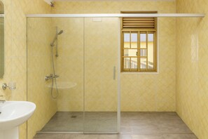 Badewanne und Dusche (separat), Komfortbadewanne, Handtücher