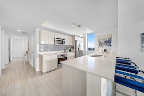 Fridge, microwave, oven, stovetop - ★★★★★OCEANSIDE ESCAPE 3BD/3BA VIP-TOWER OF BCHWLK - 25 min to FIFA! (Hallandale Beach)