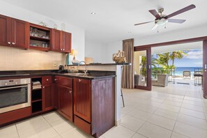 冷蔵庫、オーブン、コンロ、食器洗い機