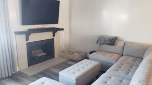 Una Smart TV, una chimenea