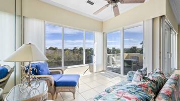 Condo, várias camas, varanda, vista para o campo de golfe | Área de estar | TV de tela plana 40 polegadas com canais a cabo, TV