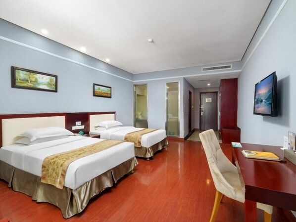 A hotel room with two beds, a desk, a chair, and a TV. - Greentree Inn Shajinshiming Square Business Hotel (Shenzhen)