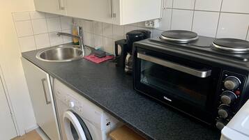 Apartment, Multiple Beds | Private kitchen | Fridge, microwave, stovetop, electric kettle