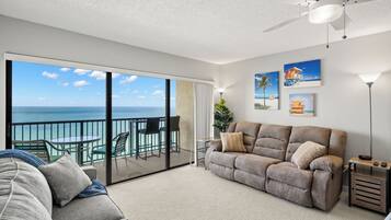 Condo (0 Bedroom) | Área de sala de estar | Televisión de pantalla plana de 40 pulgadas con canales por cable