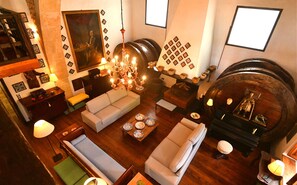 Una televisión, una chimenea, una mesa de tenis de mesa