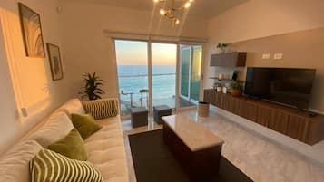 Condo familiar | Área de sala de estar | Televisión de 35 pulgadas con canales por cable