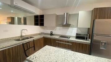 Family Condo | Private kitchen | Cookware/dishes/utensils
