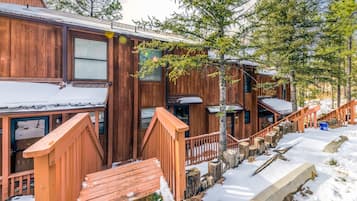 Studio (2 Bedrooms) | Property amenity