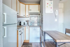 Réfrigérateur, four à micro-ondes, lave-vaisselle, cafetière-théière