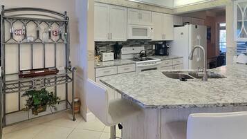 Condo (2 Bedrooms) | Property amenity