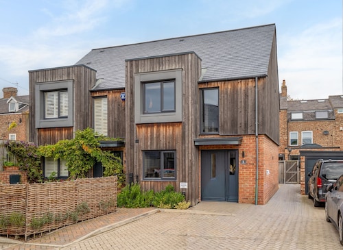 The Backyard N02 -  a family break that sleeps 6 guests  in 3 bedrooms