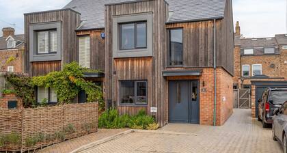 The Backyard N02 - a family break that sleeps 6 guests in 3 bedrooms