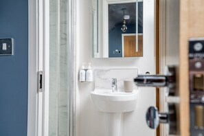 Combined shower/bathtub, hair dryer, towels