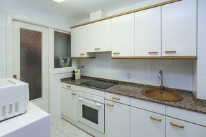 Fridge, microwave, oven, coffee/tea maker