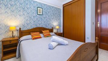 1 habitación, tabla de planchar con plancha, wifi gratis y ropa de cama