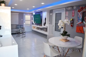 40-inch Smart TV with digital channels, TV