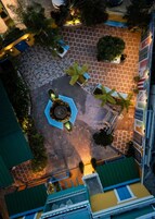 Una piscina al aire libre, sombrillas