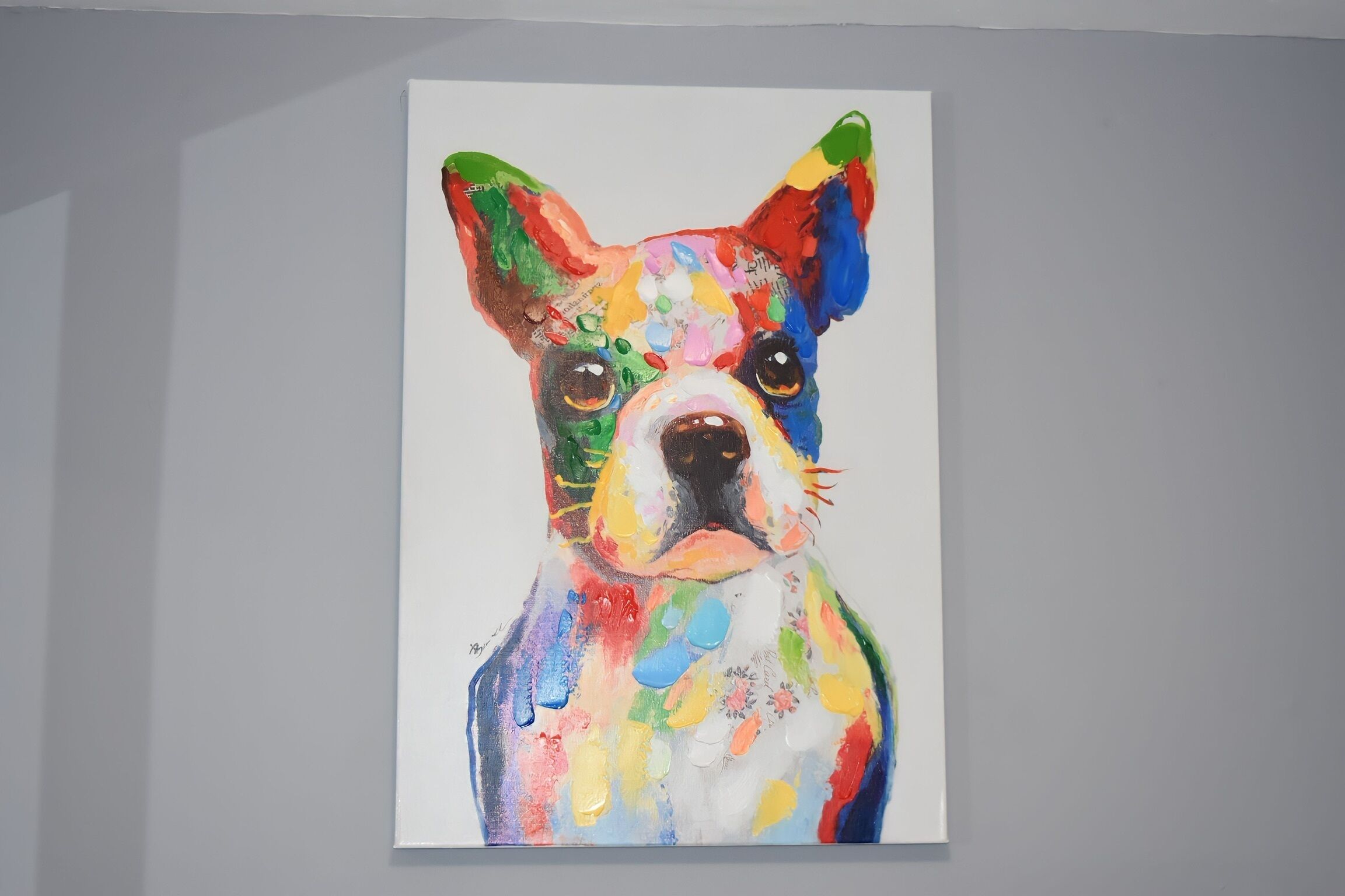 Un tableau coloré représentant un chien.