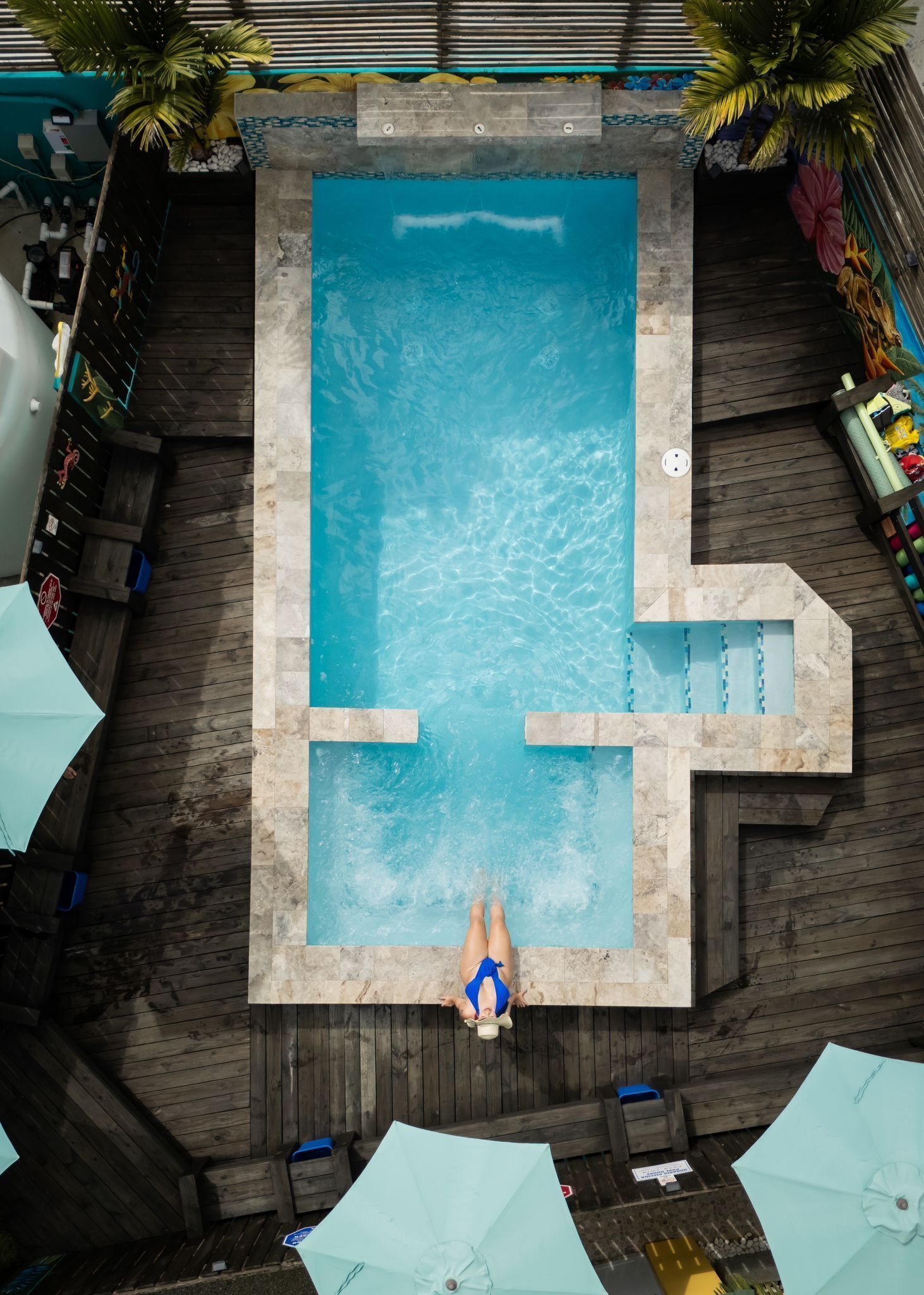 Piscina externa, funciona das 9h às 21h, guarda-sóis