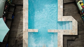 Piscina externa, funciona das 9h às 21h, guarda-sóis