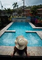 Una piscina al aire libre, sombrillas