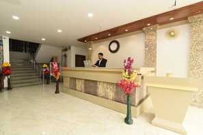 Lobby - OYO 13310 Noida Suites (Noida)