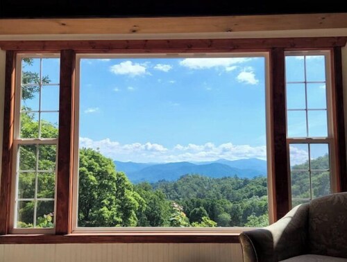 Knotty & Nice Cottage Mountain Views, Near Tail of the Dragon, & Fontana Village