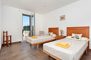 4 bedrooms, iron/ironing board, free WiFi, bed sheets