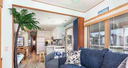 Cozy Retreat! Private Dock! Sandbridge Beach Access! WINTER RENTAL AVAILABLE