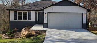 Game Room/Big TVs King Beds -4 Min to Finley Farms