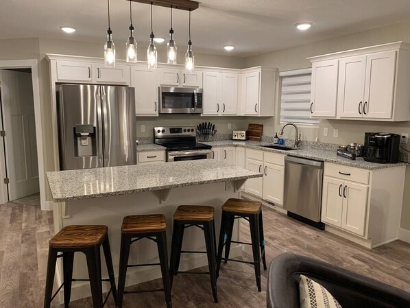 Réfrigérateur, micro-ondes, four, plaque de cuisson